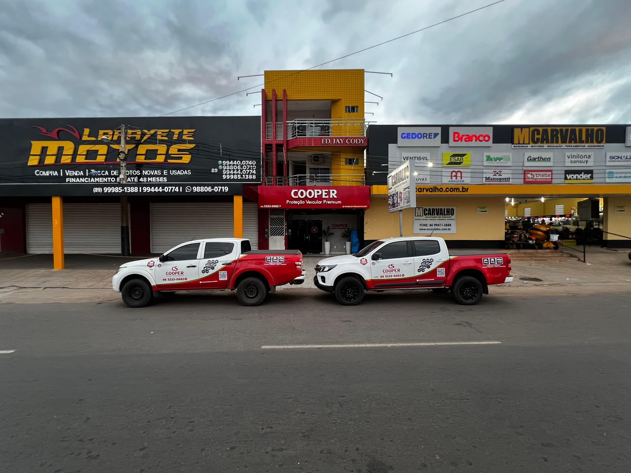 Fachada Cooper com frota de resgate